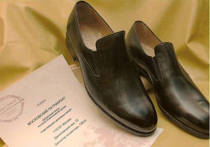 Le scarpe donate ad Alessio II, fotografate accanto al documento accompagnatorio della missiva