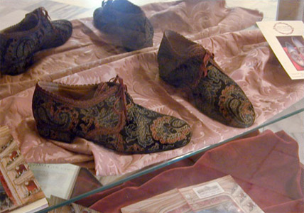 Scarpa stringata a un buco in tessuto broccato, finiture con passamanerie e stringhe color marrone