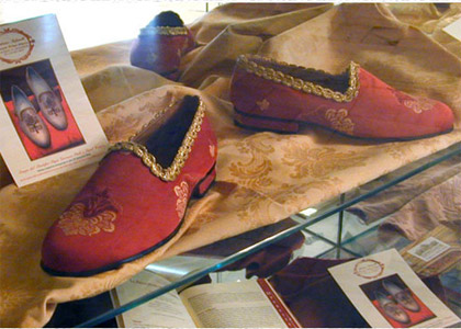 Pantofolina in raso bordeaux con decoro tramato nel tessuto e finitura con passamaneria dorata