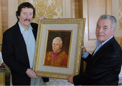 Luciano Lutring, consegna ad Adriano Stefanelli il quadro da lui realizzato raffigurante Papa Benedetto XVI